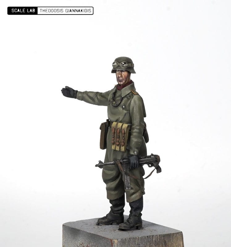 german feldgendarmerie holding rifle