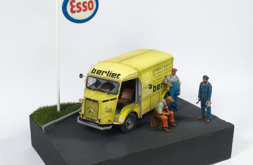 Home 7 1/35 diorama of a Citroën H-type commercial van angel view